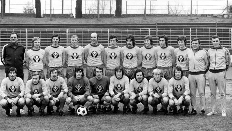 50 Jahre Trikotwerbung: „Branche muss Mast dankbar sein” Der damalige Fußball-Bundesligist Eintracht Braunschweig am 26.01.1973 in Trikots mit Jägermeister-Werbung.