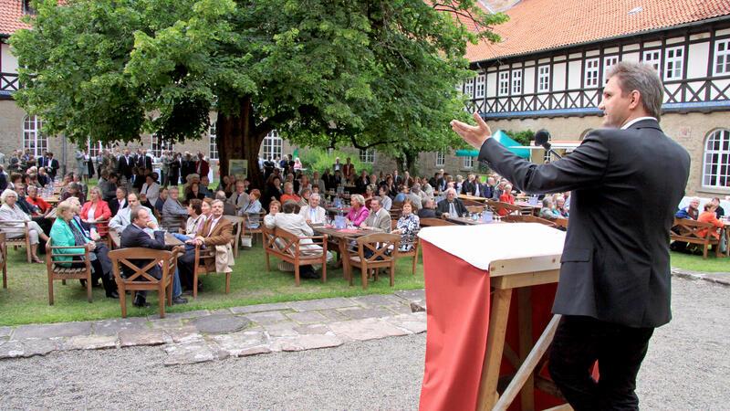 Der damalige Landrat Stephan Manke, Vor-Vorgänger von Landrat Dr. Alexander Saipa, begrüßt 2010 im Kloster Wöltingerode die Gäste zur ersten Sommerbegegnung des Landkreises.