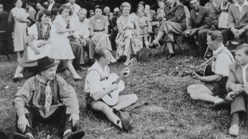 Festwochenende für 50 Jahre Heimatkuhle in Weddingen Der damalige Schulleiter Helmut Nordt inmitten des Harzclubs vor der Heimatkuhle.