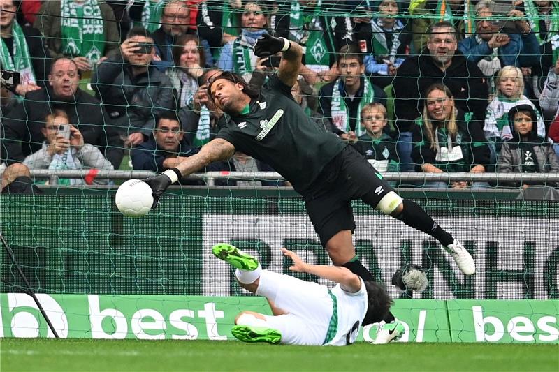 Der damalige Torhüter Tim Wiese (hinten) vom Team Werder Bremen pariert einen Schuss.