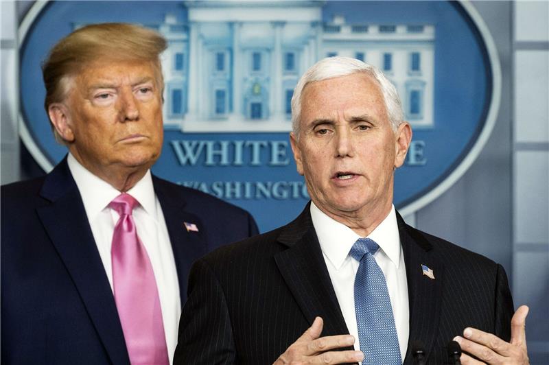 Auch Ex-US-Vize Pence hatte geheime Dokumente zu Hause Der damalige US-Vizepräsident Mike Pence (r) zusammen mit Donald Trump im Jahr 2020 im Weißen Haus.