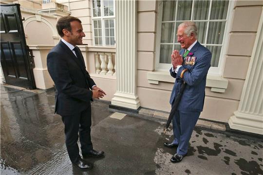 Der damalige britische Prinz Charles (r) 2020 mit Präsident Emmanuel Macron in London.