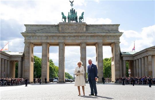 Der damalige britische Thronfolger Prinz Charles und seine Frau Herzogin Camilla stehen auf dem Pariser Platz vor dem Brandenburger Tor in Berlin (2019).