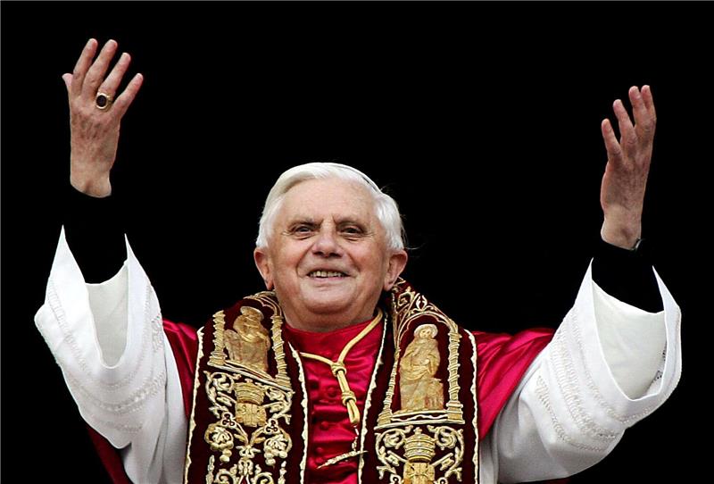 Der Traunsteiner Prozess und Ratzingers Erbe Der damals neu gewählte Papst Benedikt XVI., zuvor Joseph Kardinal Ratzinger, grüßt am 19.04.2005 die Menschen auf dem Petersplatz in Rom.