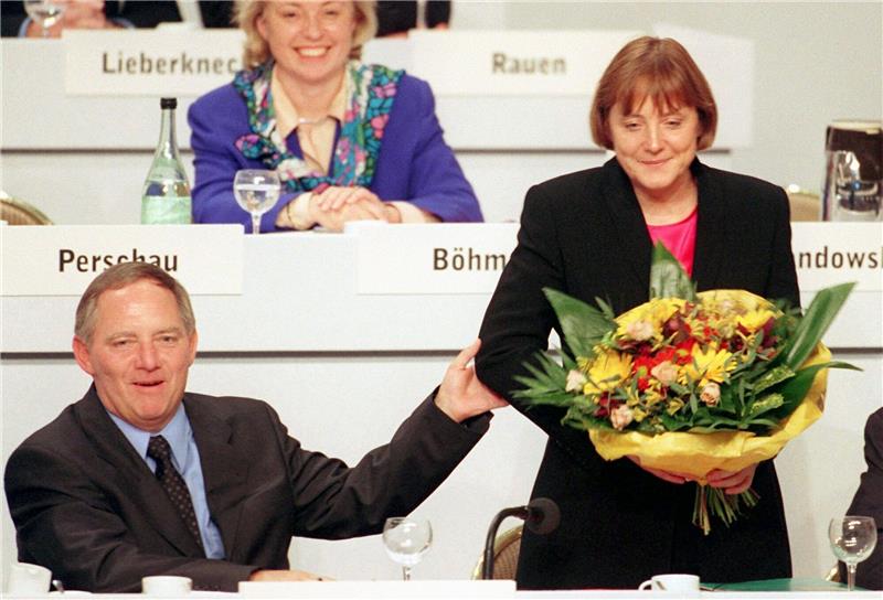 Der damals neue CDU-Vorsitzende Schäuble gratuliert 1998 in Bonn der soeben zur CDU-Generalsekretärin gewählten Angela Merkel.