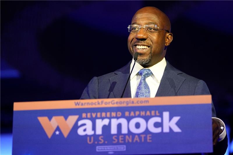 Wichtige Abstimmung für Biden: Stichwahl in Georgia Der demokratische Senator Raphael Warnock spricht bei einer Wahlparty in Atlanta.
