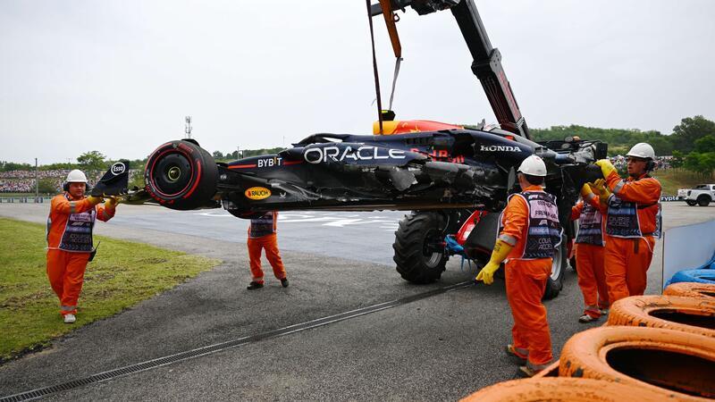 Verstappen vom McLaren-Duo geschlagen in der Qualifikation Der demolierte Wagen von Sergio Pérez muss abgeschleppt werden.