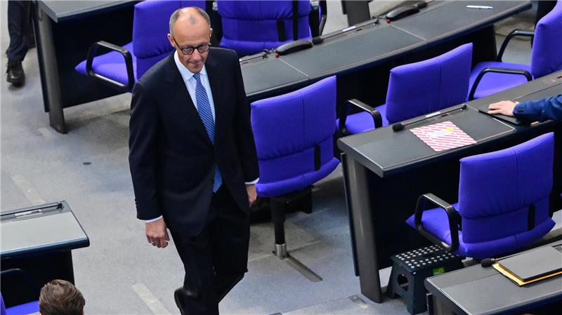 Der designierte Bundeskanzler Friedrich Merz (CDU), geht im Bundestag bei der Kanzlerwahl durch die Reihen.