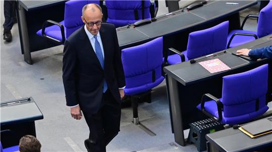 Der designierte Bundeskanzler Friedrich Merz (CDU), geht im Bundestag bei der Kanzlerwahl durch die Reihen.