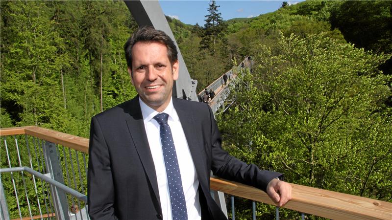 Was steckt hinter dem Erfolg des Bad Harzburger Baumwipfelpfades? Der designierte Ministerpräsident Olaf Lies weiht in seiner damaligen Funktion als Wirtschaftsminister den Pfad im Mai 2015 ein.