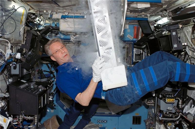 Astronaut Reiter wird 65: Sein Weg zum Raumfahrtpionier Der deutsche Astronaut Thomas Reiter an Bord der Internationalen Raumstation ISS: Hier hantiert er mit Teilen einer Laborgefriereinrichtung.