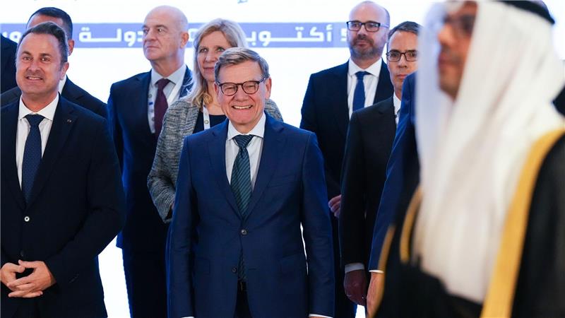 Der deutsche Außenminister Johann Wadephul (M) in Kuwait. 