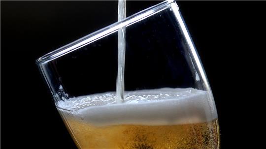 Der deutsche Biermarkt ist 2025 außergewöhnlich stark um mehr als sechs Prozent geschrumpft.