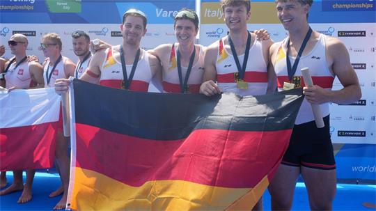 Der deutsche Doppel-Vierer jubelt über Gold. 
