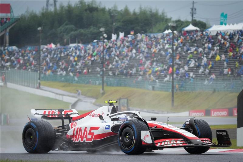 Schumachers Unfall-Auftakt in Suzuka: „Nur noch Passagier” Der deutsche Formel-1-Pilot Mick Schumacher steuert den Haas-Boliden über die Strecke.