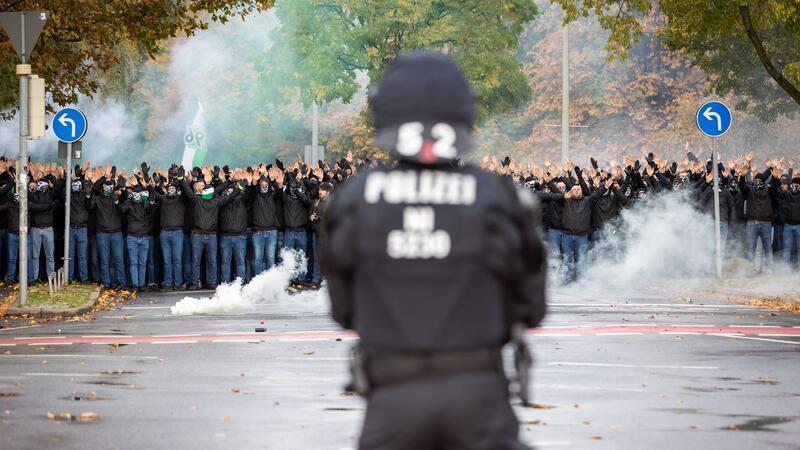 Der deutsche Fußball erarbeitet Vorschläge gegen Gewalt rund um die Spiele.