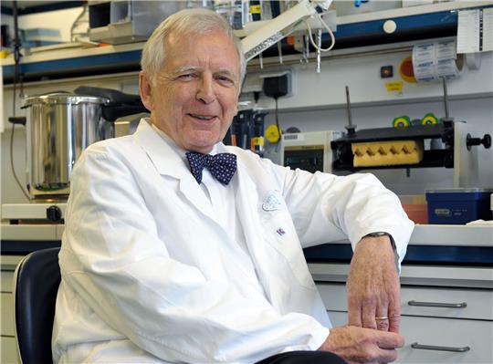 Der deutsche Krebsforscher Harald zur Hausen sitzt in einem Labor im Deutschen Krebsforschungszentrum (DKFZ) im Jahr 2008.