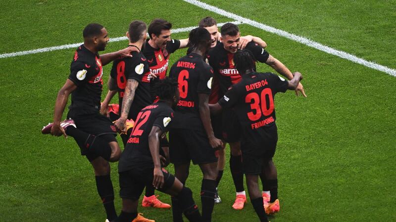 Leverkusen gewinnt Pokal und macht das Double perfekt Der deutsche Meister setzte sich im Finale gegen Kaiserslautern trotz langer Unterzahl mit 1:0 durch.