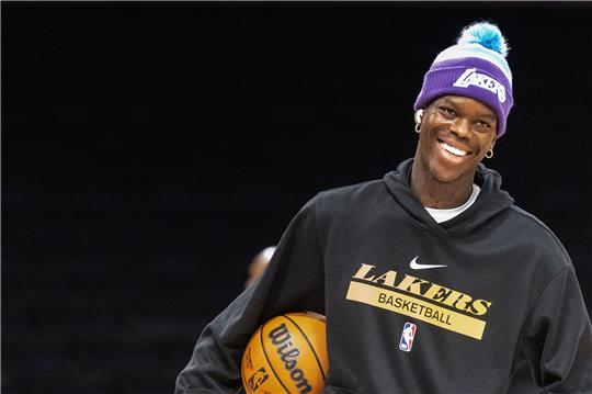 Der deutsche Nationalspieler Dennis Schröder von den Los Angeles Lakers beim Aufwärmen.