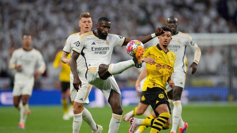 Realer Alptraum: Dortmund verliert Champions-League-Finale Der deutsche Nationalspieler in Real-Diensten, Antonio Rüdiger (M.), klärt den Ball.