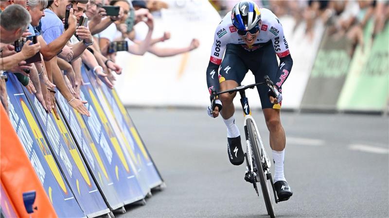 Der deutsche Radsport-Star Florian Lipowitz wird beim Einzelzeitfahren der Deutschland Tour, seinem ersten Rennauftritt nach dem dritten Gesamtrang bei der Tour de France, gefeiert.