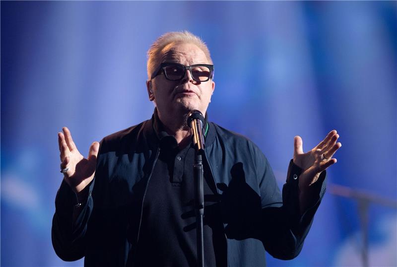 Der deutsche Sänger Herbert Grönemeyer steht auf der Bühne der ARD-Benefizgala in Leipzig.