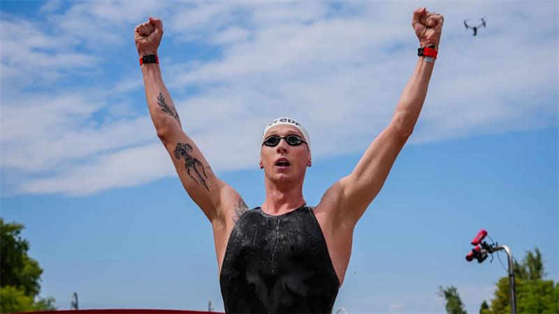 Der deutsche Schwimmer Florian Wellbrock jubelt nach seinem Sieg im 10-km-Freiwasserschwimmen der Männer in der Seine in Paris. 