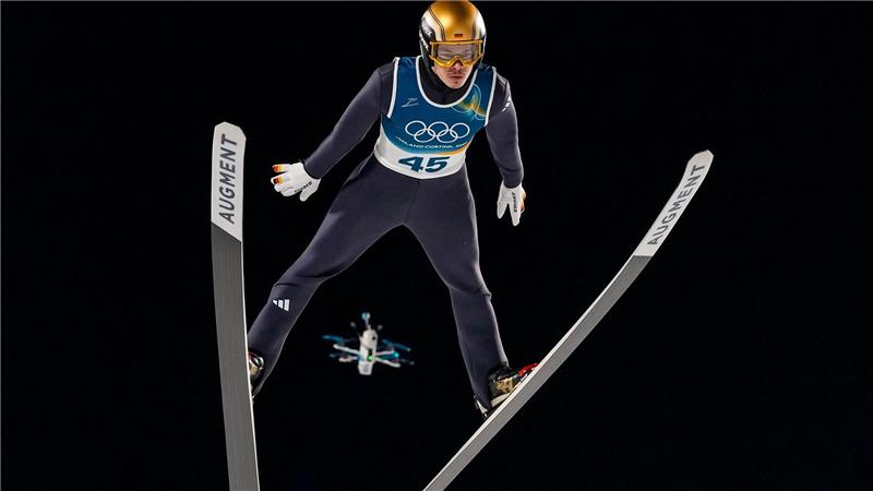 Der deutsche Skispringer Philipp Raimund wird von einer Drohne gefilmt.