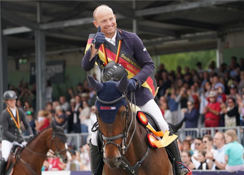 Vielseitigkeitsreiter Jung verzichtet auf Titelverteidigung Der deutsche Vielseitigkeitsreiter Michael Jung jubelt auf seinem Pferd.