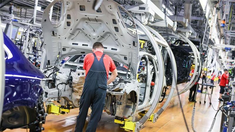 Ifo-Institut: Stimmung in der Autoindustrie noch schlechter Der deutschen Autoindustrie fehlt es laut Ifo-Institut an Aufträgen. Mehr Unternehmen denken über Personalabbau nach.