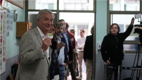 Der deutschstämmige Rechtspolitiker José Antonio Kast hat die Stichwahl für sich entschieden.