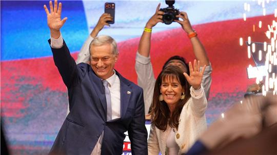 Der deutschstämmige Rechtspolitiker José Antonio Kast hat die Stichwahl für sich entschieden.