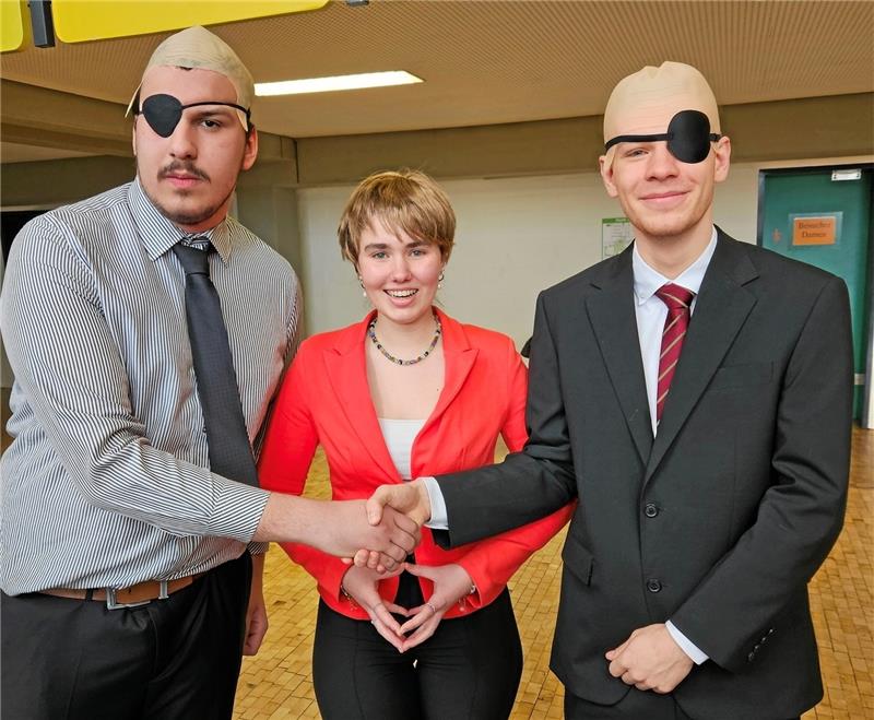 Der doppelte Olaf am Rand zu Angies zentraler Raute: Am CvD-Gymnasium wird die große Politik im Kanzler-Personal vorbildlich überparteilich abgebildet.