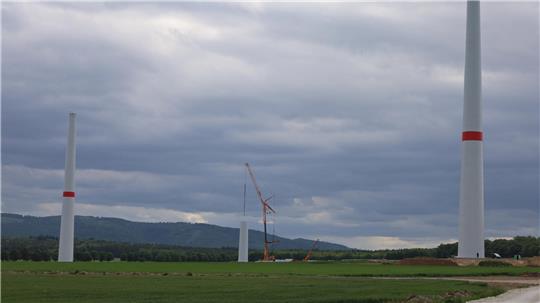 Der dritte Betonturm im Windpark auf der Haar zwischen Ostlutter und Ostharingen reiht sich bald ein. Fünf Windenergieanlagen sollen noch dieses Jahr in Betrieb genommen werden.