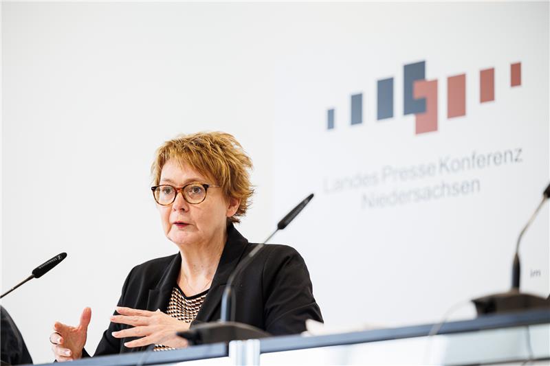Pandemie: Niedersachsen legt einen Corona-Fahrplan vor "Der dritte Corona-Herbst wird ein Herbst der Achtsamkeit, aber keiner der Beschränkungen.", teilt Daniela Behrens (SPD), Gesundheitsministerin in Niedersachsen mit. Foto: Michael Matthey/dpa