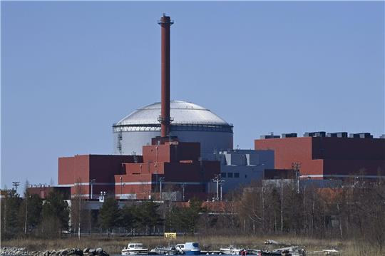 Der dritte Reaktor im Atomkraftwerk Olkiluoto an der finnischen Westküste wurde von dem deutsch-französischen Konsortium Areva-Siemens errichtet und hätte ursprünglich bereits 2009 ans Netz gehen sollen.