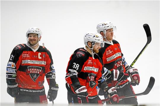 Der dritte Sieg in Serie soll her: Jakub Wiecki, Bastian Schirmacher und Florian Spelleken (v. li.) wollen am Freitag auch die Weserstars Bremen schlagen. Foto: Drechsler