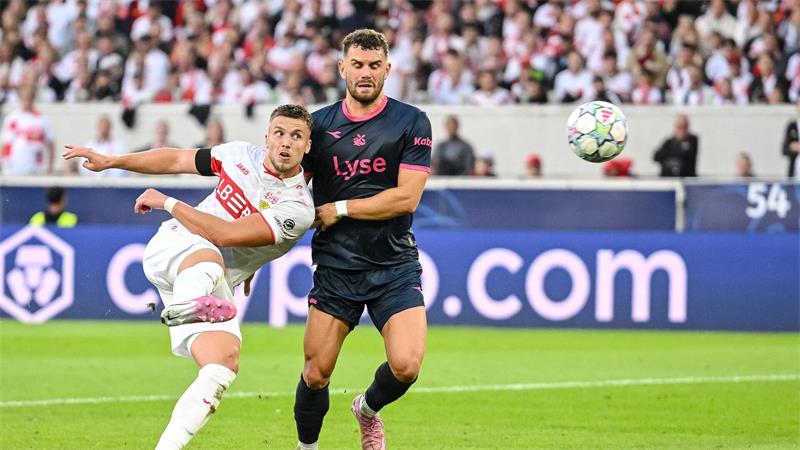 Der dritte Streich: Demirovic (l.) trifft technisch anspruchsvoll.