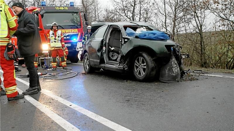 Der dunkle Audi liegt zunächst brennend im Straßengraben. Ersthelfer löschen den Brand, bis die Feuerwehr kommt und den Wagen aus dem Graben zieht. Screenshot: HannoverReporter