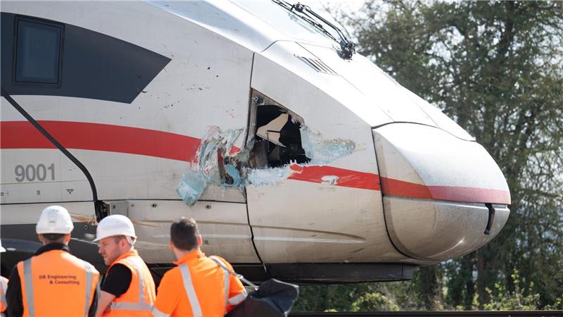 ICE fährt gegen Baggerarm - Baggerfahrer verletzt Der durch die Kollision mit einem Baggerarm beschädigte ICE steht bei Gelnhausen auf freier Strecke.