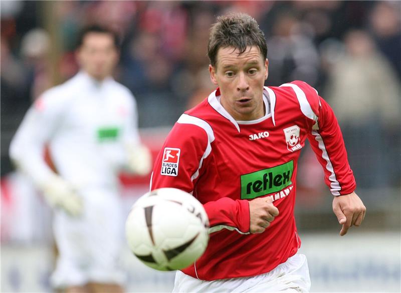 Der ehemalige Ahlener Ronald Maul am Ball.