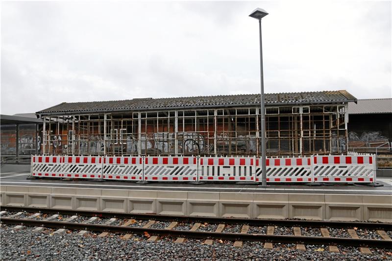 Jetzt geht es in Langelsheim auch barrierefrei zum Regionalzug Der ehemalige Auf- und Abgang bleibt aus Denkmalschutzgründen stehen. Die Bahn hofft, dass dieser künftig als Windfang genutzt werden darf. Foto: Jambrek