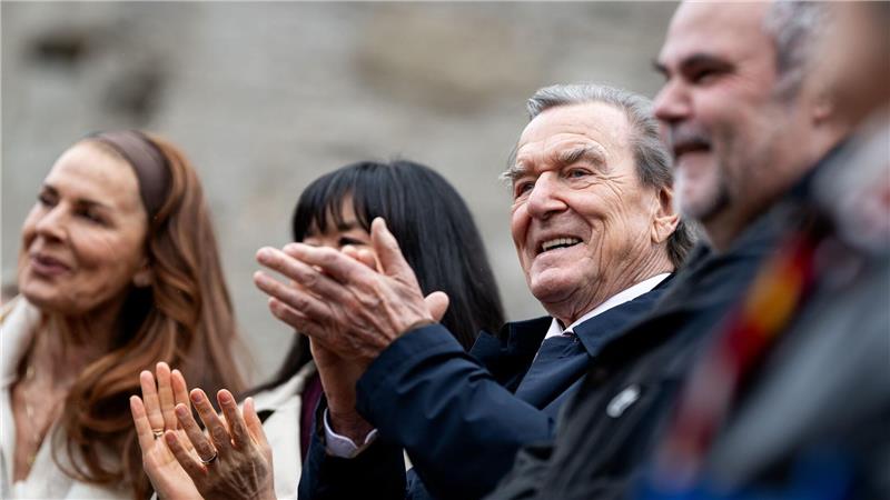 Der ehemalige Bundeskanzler Gerhard Schröder (M r) nimmt teil an der Enthüllung der Statue von Theaterherzog Georg II. von Sachsen-Meiningen.