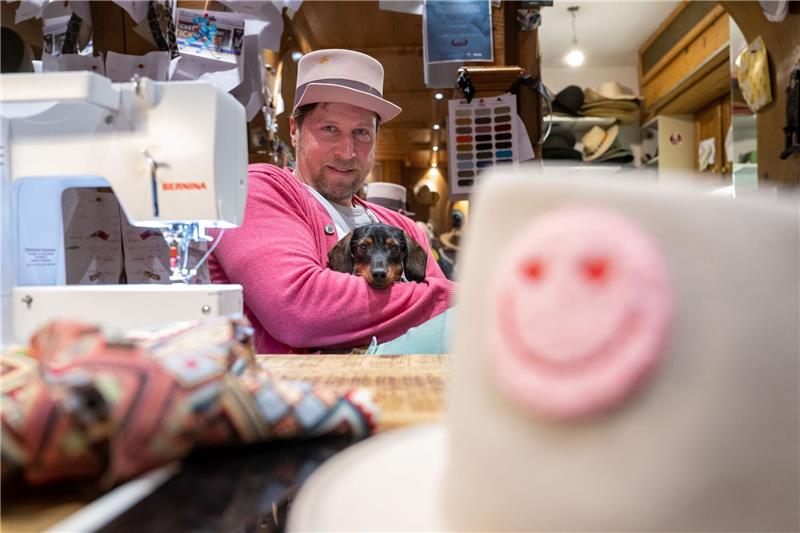 Der ehemalige Eishockey-Profispieler und jetzige Hutmacher Patrick Köppchen sitzt mit Hundedame Heidi in seinem Atelier und Ladengeschäft „Fatzke“ in der Innenstadt.