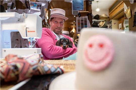 Der ehemalige Eishockey-Profispieler und jetzige Hutmacher Patrick Köppchen sitzt mit Hundedame Heidi in seinem Atelier und Ladengeschäft „Fatzke“ in der Innenstadt.