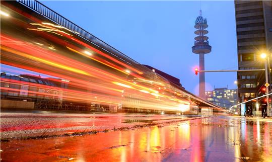Der ehemalige Fernsehturm «Telemoritz» (auch «VW-Tower») steht an der Raschplatzhochstraße.