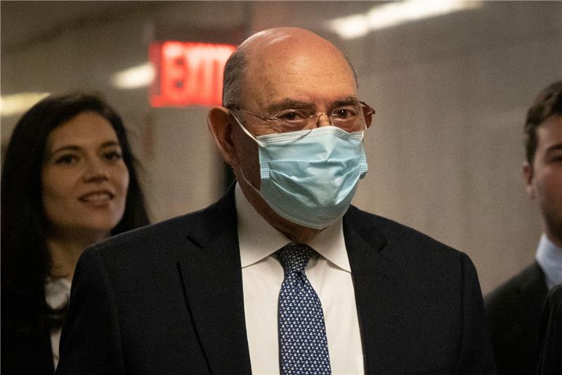 Trump-Finanzchef: Nach Wahl Unternehmensmethoden geprüft Der ehemalige Finanzchef der Trump Organization, Allen Weisselberg, kommt in den Gerichtssaal in New York.
