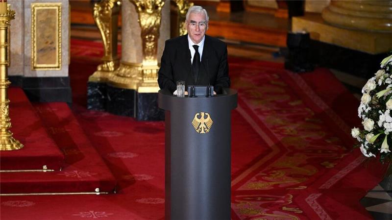 Abschied von Horst Köhler - unermüdlicher Diener des Landes Der ehemalige Finanzminister Waigel findet bewegende Worte für seinen ehemaligen Staatssekretär Köhler.