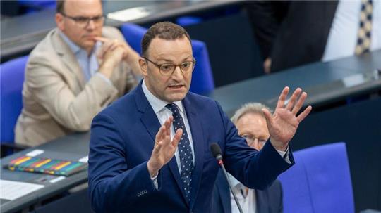Der ehemalige Gesundheitsminister Jens Spahn (CDU) rechtfertigt im Bundestag seine Entscheidungen während der Corona-Pandemie.