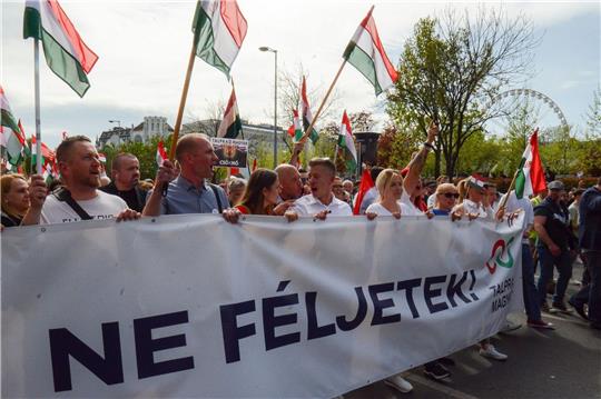 Der ehemalige Insider der ungarischen Regierungspartei Fidesz, Peter Magyar (M.), führt in Budapest eine Demonstration gegen den ungarischen Ministerpräsident Viktor Orban an.